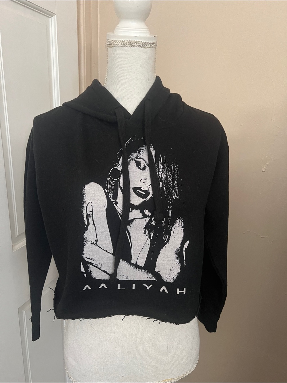 Black Aaliyah Graphic Crop Hoodie